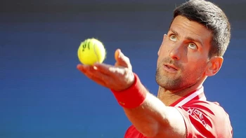 Djokovic cae contra Karatsev y se queda sin título ante su público Djokovic cae contra Karatsev y se queda sin título ante su público