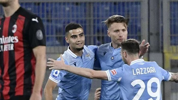 El Milan sucumbe ante el Lazio, el Inter más cerca del "Scudetto" El Milan sucumbe ante el Lazio, el Inter más cerca del "Scudetto"