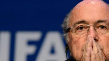 FIFA extiende suspensión a seis años más a sus exdirigentes Blatter y Valcke FIFA extiende suspensión a seis años más a sus exdirigentes Blatter y Valcke