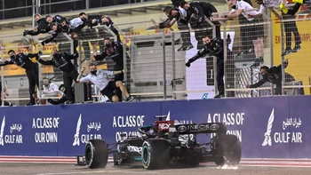 Hamilton ganó el GP de Bahréin, que tuvo un espectacular final Hamilton ganó el GP de Bahréin, que tuvo un espectacular final