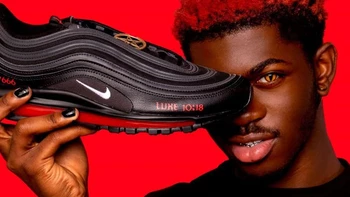 Zapatillas deportivas "satánicas" generan escándalo y demanda de Nike Zapatillas deportivas "satánicas" generan escándalo y demanda de Nike