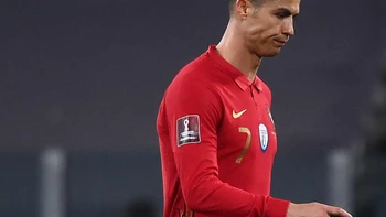 Subasta benéfica del brazalete lanzado por Cristiano Ronaldo en Belgrado Subasta benéfica del brazalete lanzado por Cristiano Ronaldo en Belgrado