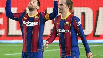 Barcelona golea al Alavés, pero el Atlético Madrid no falla contra Granada Barcelona golea al Alavés, pero el Atlético Madrid no falla contra Granada