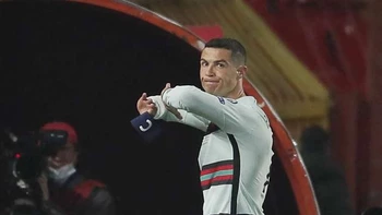 El brazalete de capitán que CR7 lanzó al piso se subastó por $us 75.000 El brazalete de capitán que CR7 lanzó al piso se subastó por $us 75.000