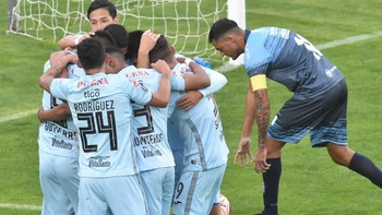 Un Bolívar ‘mixto’ le gana a un Blooming, que la sigue pasando mal en el torneo Un Bolívar ‘mixto’ le gana a un Blooming, que la sigue pasando mal en el torneo