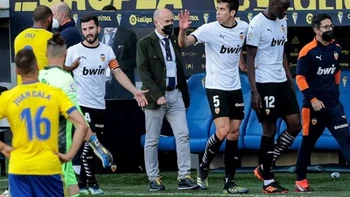 Jugadores del Valencia abandonan la cancha en Cádiz al denunciar insultos racistas Jugadores del Valencia abandonan la cancha en Cádiz al denunciar insultos racistas