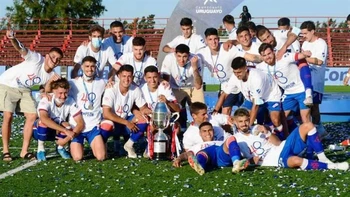 Nacional se consagró bicampeón del fútbol uruguayo Nacional se consagró bicampeón del fútbol uruguayo