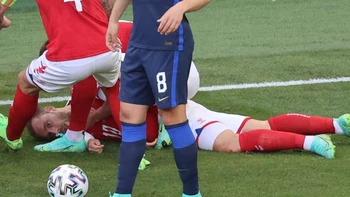 El danés Christian Eriksen se desploma en partido de la Eurocopa El danés Christian Eriksen se desploma en partido de la Eurocopa