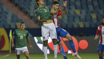 La táctica de "colgarse del arco" no dio resultado en el debut ante Paraguay (1-3) La táctica de "colgarse del arco" no dio resultado en el debut ante Paraguay (1-3)