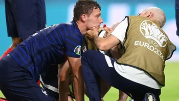 Fifpro critica que Pavard siguiese sobre el césped tras golpe en la cara ante Alemania Fifpro critica que Pavard siguiese sobre el césped tras golpe en la cara ante Alemania