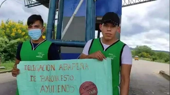 Jóvenes piden ayuda en el peaje de Abapó para academia de básquet Jóvenes piden ayuda en el peaje de Abapó para academia de básquet