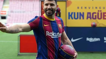 El "Kun" Agüero cree que Messi seguirá en el Barcelona y espera jugar con él El "Kun" Agüero cree que Messi seguirá en el Barcelona y espera jugar con él