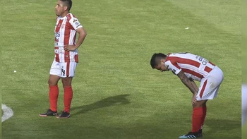 Futbolistas de Bolivia amenazan con paralizar el torneo único Futbolistas de Bolivia amenazan con paralizar el torneo único