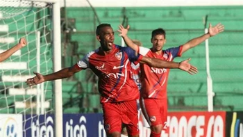 El futbolista con más partidos en Royal Pari se quedará sin jugar hasta mayo El futbolista con más partidos en Royal Pari se quedará sin jugar hasta mayo