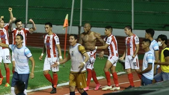 Blooming flaqueó de local ante Independiente (2-2) Blooming flaqueó de local ante Independiente (2-2)
