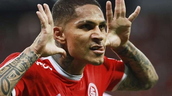 Paolo Guerrero recula y afirma que cumplirá contrato con Inter de Porto Alegre Paolo Guerrero recula y afirma que cumplirá contrato con Inter de Porto Alegre