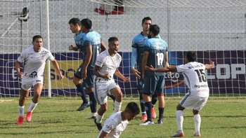 Real Santa Cruz ganó su primer partido del torneo; venció (1-0) a Blooming Real Santa Cruz ganó su primer partido del torneo; venció (1-0) a Blooming