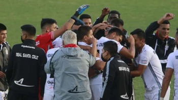 El triunfo que consiguió Real Santa Cruz provocó algunas lágrimas El triunfo que consiguió Real Santa Cruz provocó algunas lágrimas