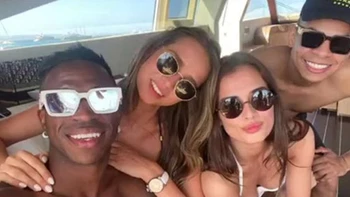 Las lujosas vacaciones de Vinicius: supermodelos, publicidad y un yate Las lujosas vacaciones de Vinicius: supermodelos, publicidad y un yate