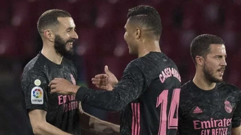 El Real Madrid goleó al Granada y mantiene la presión al Atlético de Madrid El Real Madrid goleó al Granada y mantiene la presión al Atlético de Madrid
