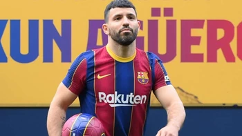 Agüero se lesiona y no jugará con el Barza hasta mediados de noviembre Agüero se lesiona y no jugará con el Barza hasta mediados de noviembre