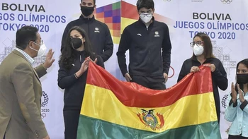Deportistas bolivianos recibieron la bandera que llevarán a los Juegos Olímpicos Deportistas bolivianos recibieron la bandera que llevarán a los Juegos Olímpicos