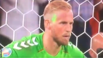 Eurocopa 2020: la UEFA abre expediente contra Inglaterra por el láser usado contra el portero de Dinamarca durante un penalti en las semifinales Eurocopa 2020: la UEFA abre expediente contra Inglaterra por el láser usado contra el portero de Dinamarca durante un penalti en las semifinales