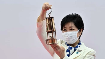 La antorcha olímpica llega a Tokio para un relevo sin espectadores La antorcha olímpica llega a Tokio para un relevo sin espectadores