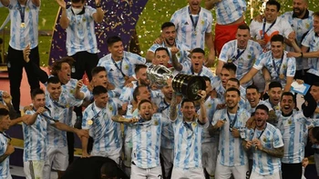 Messi ganó su primer título con la selección absoluta de su país Messi ganó su primer título con la selección absoluta de su país