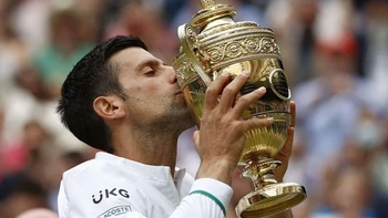 Djokovic, campeón en Wimbledon y se sienta en la mesa con Federer y Nadal Djokovic, campeón en Wimbledon y se sienta en la mesa con Federer y Nadal