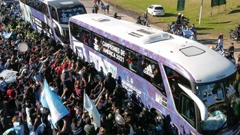 Regreso con gloria: la Albiceleste llegó a Argentina tras coronarse en Brasil Regreso con gloria: la Albiceleste llegó a Argentina tras coronarse en Brasil