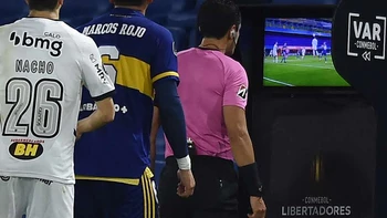 Conmebol suspende por tiempo indefinido a árbitros de Libertadores por mal uso del VAR Conmebol suspende por tiempo indefinido a árbitros de Libertadores por mal uso del VAR