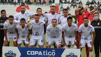 Jugadores de Real Santa Cruz esperan el pago de sus salarios Jugadores de Real Santa Cruz esperan el pago de sus salarios