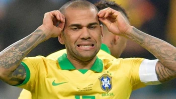 Dani Alves, baja en Brasil para los partidos ante Ecuador y Paraguay Dani Alves, baja en Brasil para los partidos ante Ecuador y Paraguay