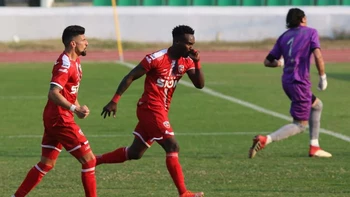Royal Pari sufre para ganar a Aurora con un gol de penal Royal Pari sufre para ganar a Aurora con un gol de penal