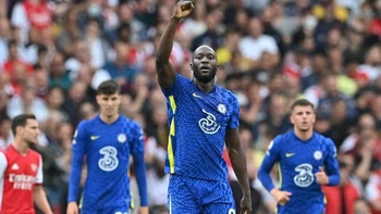 Lukaku debutó con un gol en la victoria del Chelsea sobre el Arsenal Lukaku debutó con un gol en la victoria del Chelsea sobre el Arsenal