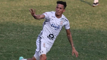 Real Santa Cruz derrotó a Palmaflor con el gol del dominicano Edarlyn Reyes (1-0) Real Santa Cruz derrotó a Palmaflor con el gol del dominicano Edarlyn Reyes (1-0)