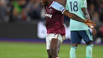 El West Ham se pone líder tras golear a un Leicester con uno menos El West Ham se pone líder tras golear a un Leicester con uno menos