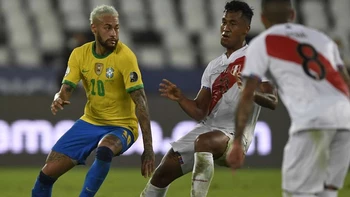 Brasil clasifica a segunda fase con una goleada a Perú (4-0) Brasil clasifica a segunda fase con una goleada a Perú (4-0)