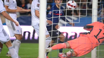 Francia iguala ante Bosnia, Griezmann marca y Koundé fue expulsado Francia iguala ante Bosnia, Griezmann marca y Koundé fue expulsado