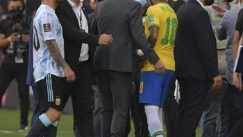 <br />
Versiones cruzadas enredan el fallido superclásico Brasil-Argentina<br />
<br />
Versiones cruzadas enredan el fallido superclásico Brasil-Argentina<br />
