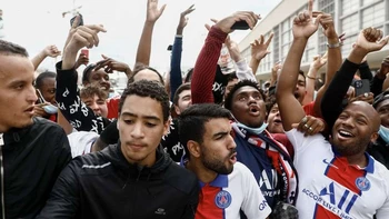 La ‘Pulga’ argentina es aclamada en París por los hinchas del PSG La ‘Pulga’ argentina es aclamada en París por los hinchas del PSG