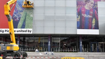 Retiran la imagen de Messi del exterior del Camp Nou Retiran la imagen de Messi del exterior del Camp Nou