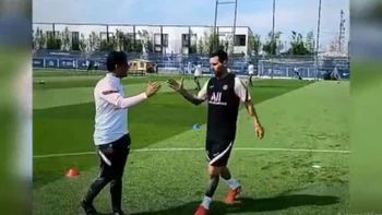 Messi se presentó a su primer entrenamiento en el PSG Messi se presentó a su primer entrenamiento en el PSG