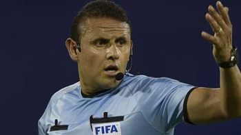 Tres bolivianos tendrán a su cargo un partido de fútbol de la Liga de Arabia Saudita Tres bolivianos tendrán a su cargo un partido de fútbol de la Liga de Arabia Saudita