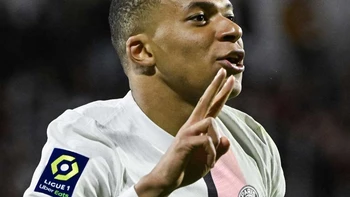 Mbappé, Neymar y Messi se divierten contra el Clermont (6-1) Mbappé, Neymar y Messi se divierten contra el Clermont (6-1)