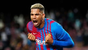 Araujo renueva con el Barcelona con una increíble cláusula de rescisión Araujo renueva con el Barcelona con una increíble cláusula de rescisión