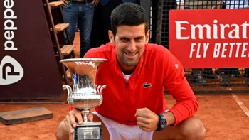 Djokovic gana por sexta vez en Roma al derrotar a Tsitsipas en la final Djokovic gana por sexta vez en Roma al derrotar a Tsitsipas en la final
