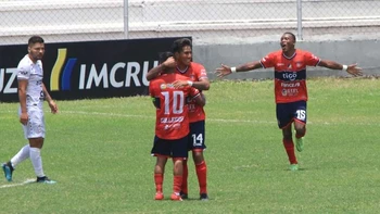 Triunfo de Universitario en el retorno a la división profesional ante un Real Santa Cruz sin gol (0-1) Triunfo de Universitario en el retorno a la división profesional ante un Real Santa Cruz sin gol (0-1)