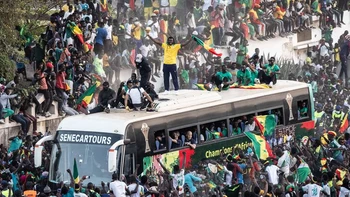 Una marea humana recibe en Senegal a los campeones de la Copa de África Una marea humana recibe en Senegal a los campeones de la Copa de África